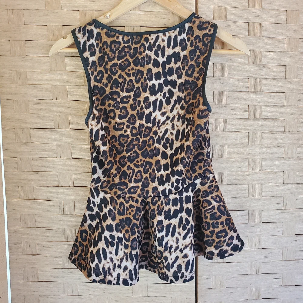 Forever 21 Sleeveless Blouse Size Small Faux Leather Trim - Picture 3 of 5